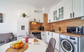 Cozy Apartment With Balcony On The Black Sea- Part Of The Family 'Vicki Apart
